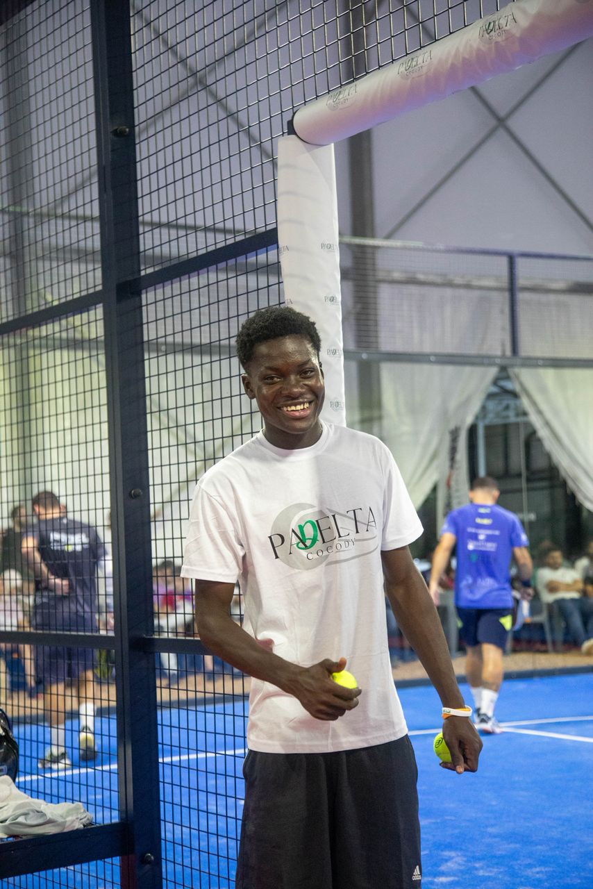 Joueur de padel souriant au club Padelta Abidjan