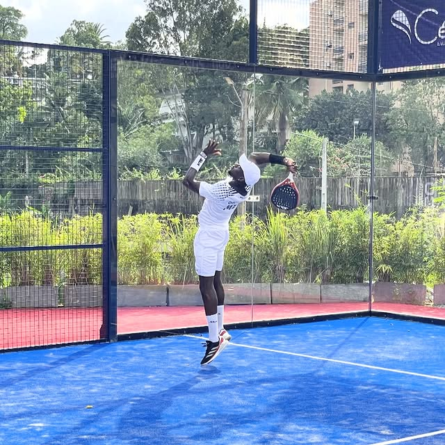 Joueur de padel en action à Padelta