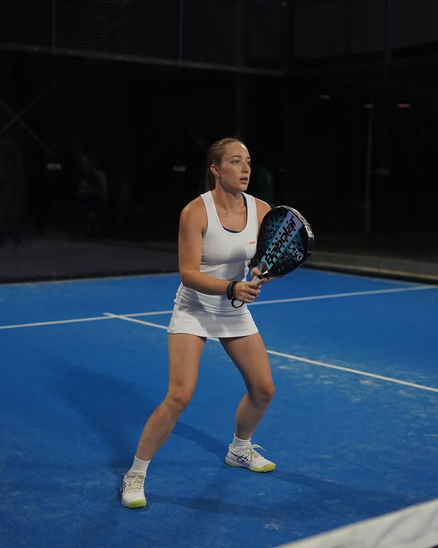 Joueuse de padel au club Padelta
